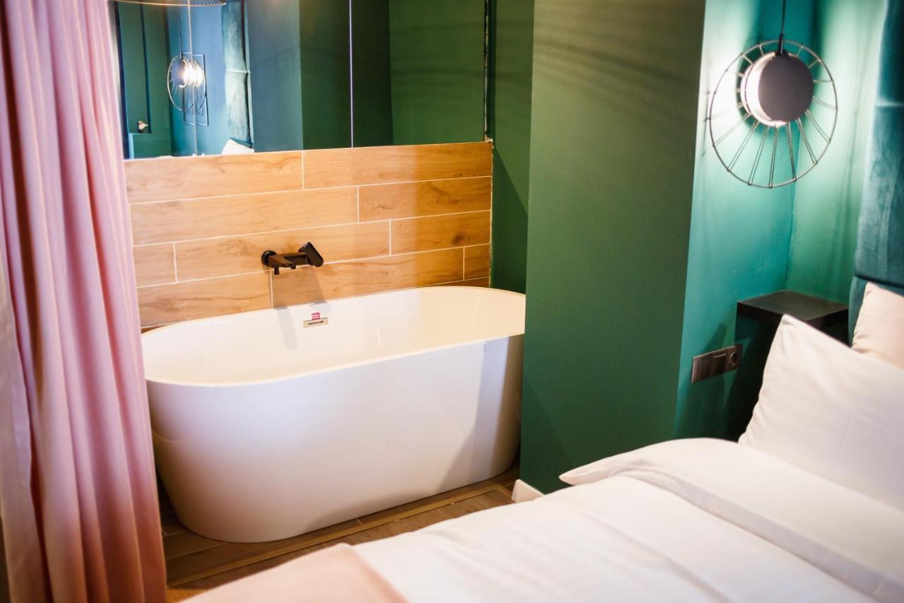 Green Velvet City Retreat Орадеа Екстериор снимка